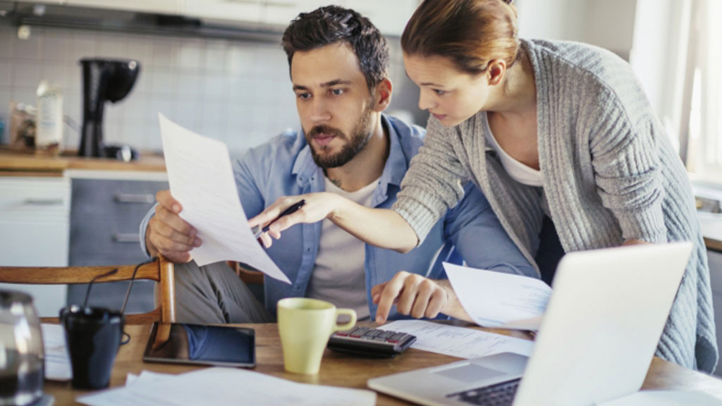 Décideur analysant configuration téléphonie entreprise sur écran